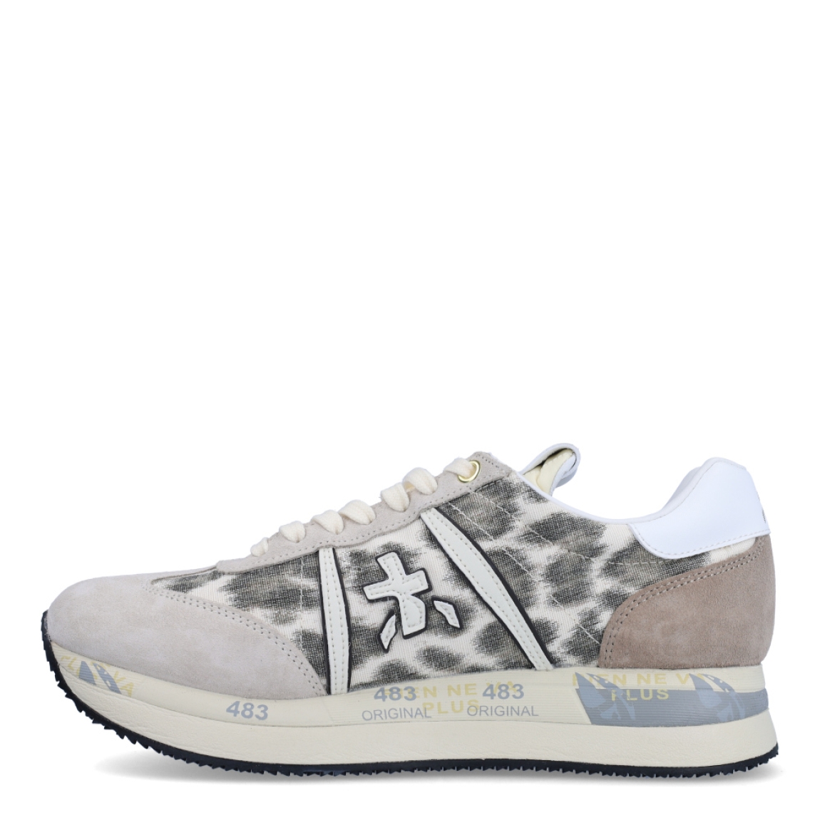 Deportiivas de la marca Premiata, modelo CONNY. Exterior de la deportivas en tela con estampado animal print de leopardo y ante color gris. Interior en piel color blanco. Cierre de las deportivas Premiata con cordones blanco. Deportivas con plataforma de 3cm de altura con detalle de estampado. Estas deportivas Premiata CONNY son la combinación perfecte entre lo clásico, cómodo y original. Será tu complemento perfecto para esta temporada!