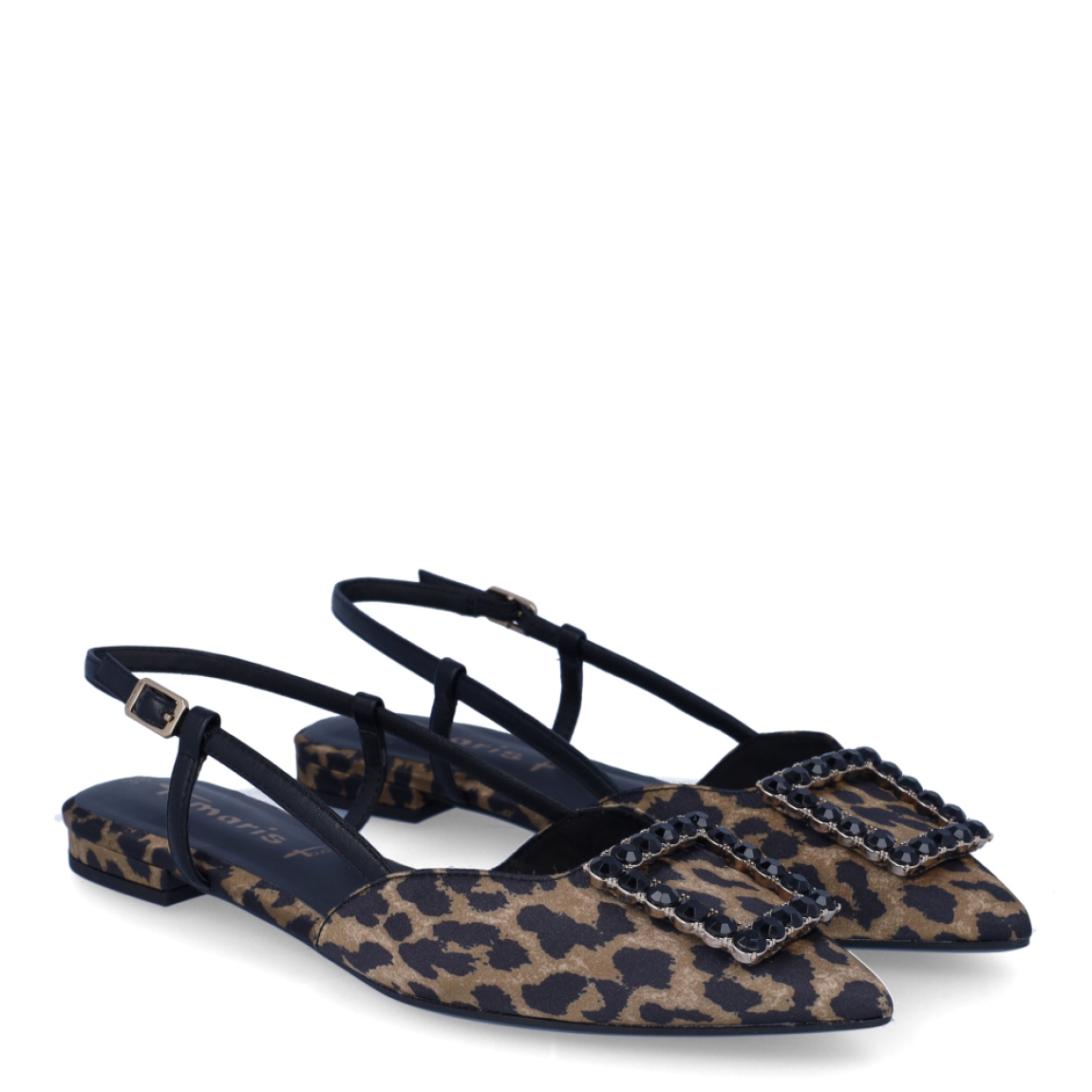 Salones destalonados de la marca Tamaris, modelo LÍA. Exterior en tela animal print con punta lápiz y adorno brillante negro en pala. Interior en piel color negro. Cierre con hebilla en tobillo y suela plana. Estos salones Tamaris LÍA son ideales para elevar tus looks con elegancia y estilo!