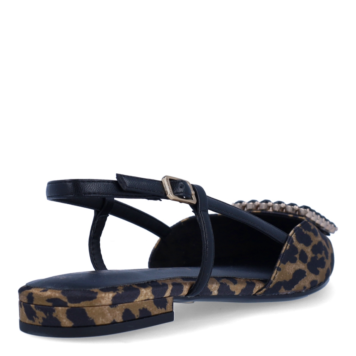 Salones destalonados de la marca Tamaris, modelo LÍA. Exterior en tela animal print con punta lápiz y adorno brillante negro en pala. Interior en piel color negro. Cierre con hebilla en tobillo y suela plana. Estos salones Tamaris LÍA son ideales para elevar tus looks con elegancia y estilo!