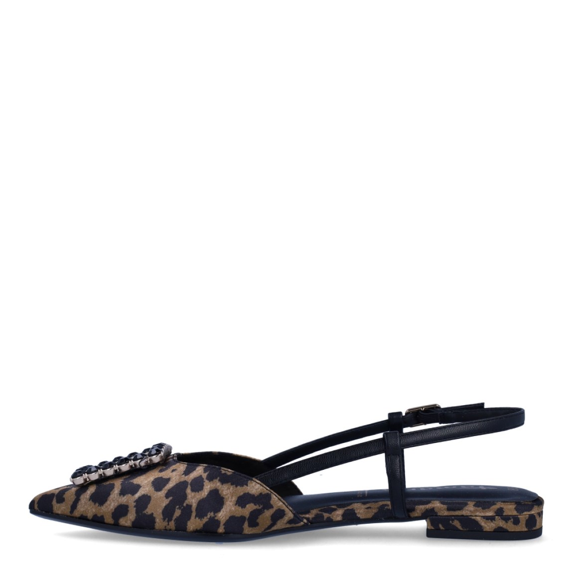 Salones destalonados de la marca Tamaris, modelo LÍA. Exterior en tela animal print con punta lápiz y adorno brillante negro en pala. Interior en piel color negro. Cierre con hebilla en tobillo y suela plana. Estos salones Tamaris LÍA son ideales para elevar tus looks con elegancia y estilo!