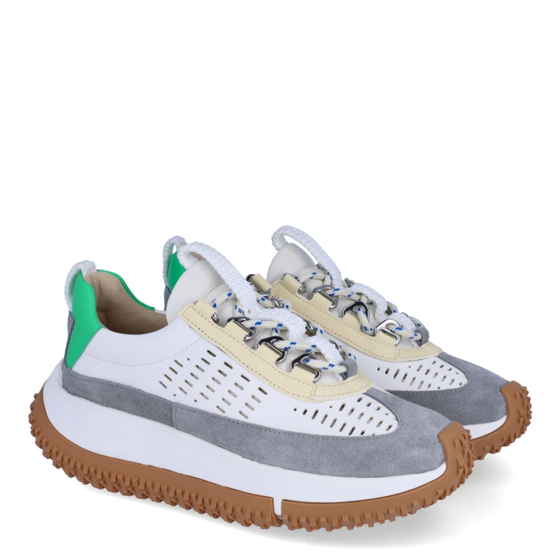 Deportivas de la marca 4CCCCEES, modelo KAPOK. Exterior en piel troquelada color blanco con detales en gris y verde. Interior en piel color beig con plantilla acolchada y extraíble para máxima comodidad. Cierre de las deportivas 4CCCCEES con cordones blancos y suela dentada con plataforma de 4cm de altura. Estas deportivas 4CCCCEES KAPOL son unas clásicas combinables con distintos looks!