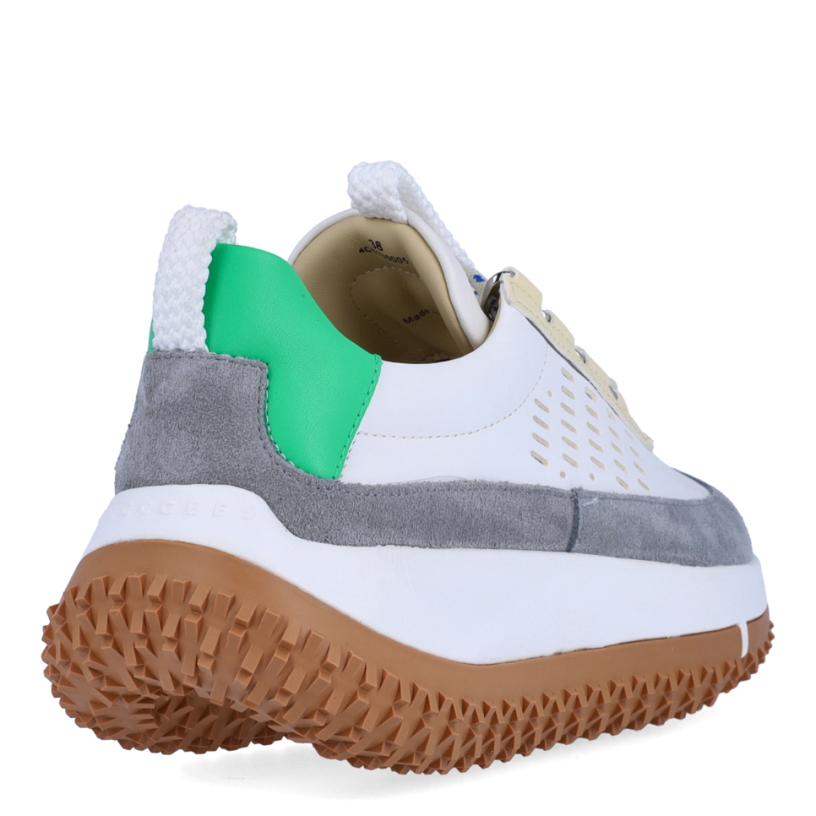 Deportivas de la marca 4CCCCEES, modelo KAPOK. Exterior en piel troquelada color blanco con detales en gris y verde. Interior en piel color beig con plantilla acolchada y extraíble para máxima comodidad. Cierre de las deportivas 4CCCCEES con cordones blancos y suela dentada con plataforma de 4cm de altura. Estas deportivas 4CCCCEES KAPOL son unas clásicas combinables con distintos looks!