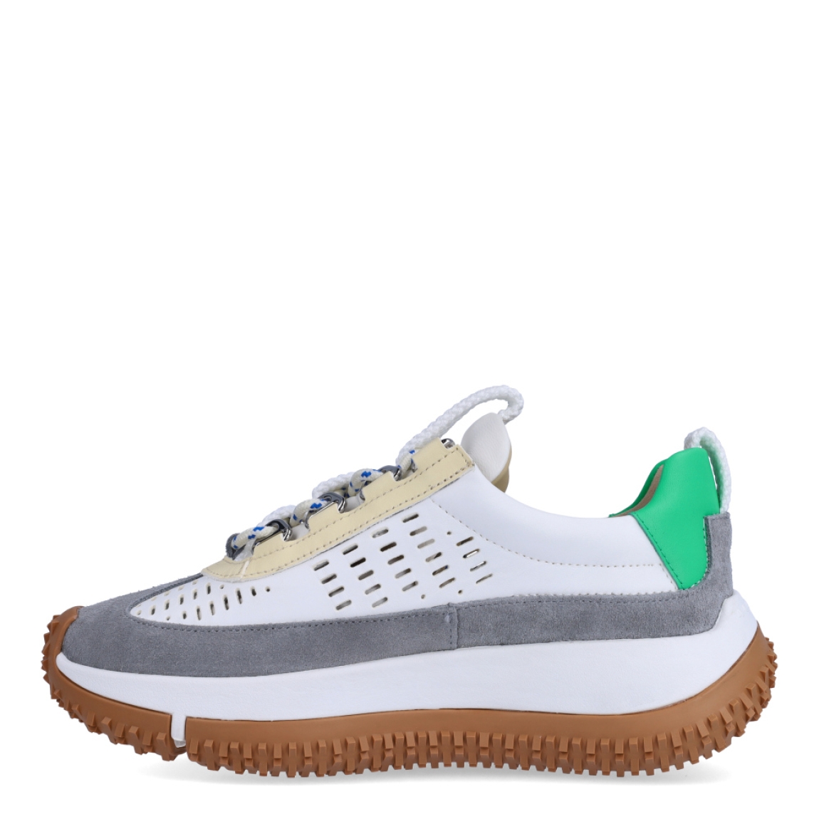 Deportivas de la marca 4CCCCEES, modelo KAPOK. Exterior en piel troquelada color blanco con detales en gris y verde. Interior en piel color beig con plantilla acolchada y extraíble para máxima comodidad. Cierre de las deportivas 4CCCCEES con cordones blancos y suela dentada con plataforma de 4cm de altura. Estas deportivas 4CCCCEES KAPOL son unas clásicas combinables con distintos looks!