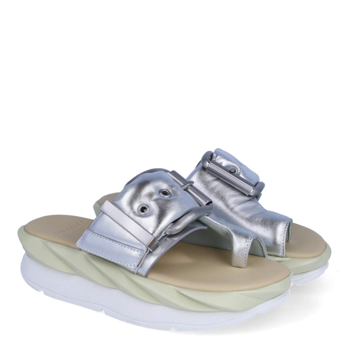 Sandalias de la marca 4CCCCEES, modelo MELLOW. Exterior de las sandalias en piel color plata con diseño de hebilla acolchada en pala. Interior de las sandalias en piel color beig. Sandalias 4CCCCEES con plataforma de 4cm de altura con diseño ondulado color blanco y beig. Estas sandalias 4CCCCEES MELLOW tiene el diseño perfecto entre originalidad y ligereza que te acompañará en tu día a día en esta temporada.