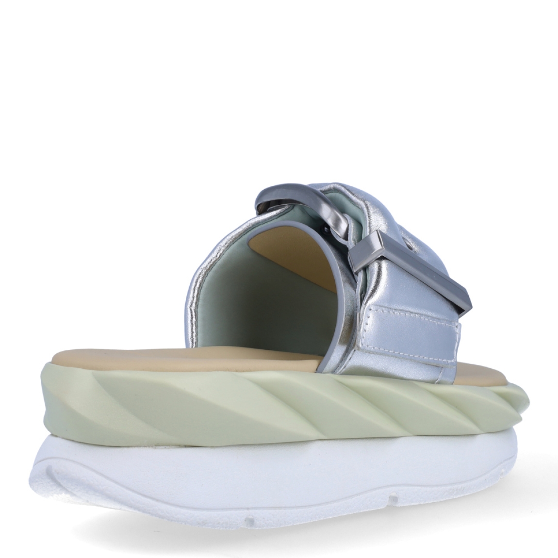 Sandalias de la marca 4CCCCEES, modelo MELLOW. Exterior de las sandalias en piel color plata con diseño de hebilla acolchada en pala. Interior de las sandalias en piel color beig. Sandalias 4CCCCEES con plataforma de 4cm de altura con diseño ondulado color blanco y beig. Estas sandalias 4CCCCEES MELLOW tiene el diseño perfecto entre originalidad y ligereza que te acompañará en tu día a día en esta temporada.