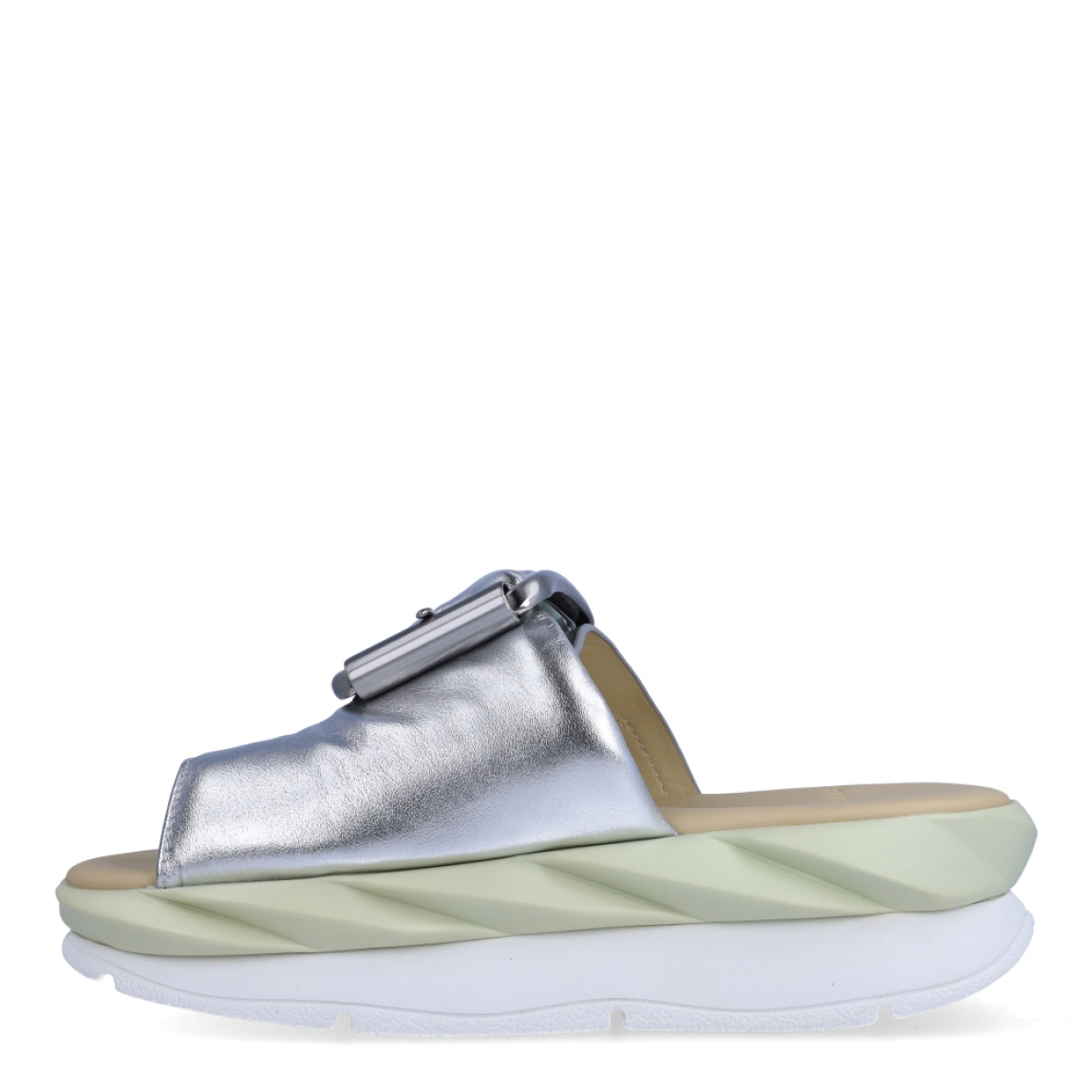 Sandalias de la marca 4CCCCEES, modelo MELLOW. Exterior de las sandalias en piel color plata con diseño de hebilla acolchada en pala. Interior de las sandalias en piel color beig. Sandalias 4CCCCEES con plataforma de 4cm de altura con diseño ondulado color blanco y beig. Estas sandalias 4CCCCEES MELLOW tiene el diseño perfecto entre originalidad y ligereza que te acompañará en tu día a día en esta temporada.