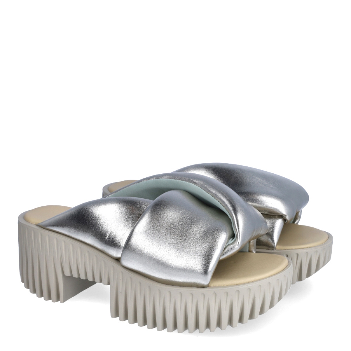 Sandalias de la marca 4CCCCEES, modelo PLIA. Exterior de las sandalias en piel color platino con pala cruzada acolchada. Interior de las sandalias en piel color beig. Sandalias 4CCCCEES con cuña de 7cm de altura con diseño dentado. Estas sandalias 4CCCCEES PLIA tiene el diseño perfecto entre originalidad y ligereza que te acompañará en tu día a día en esta temporada.