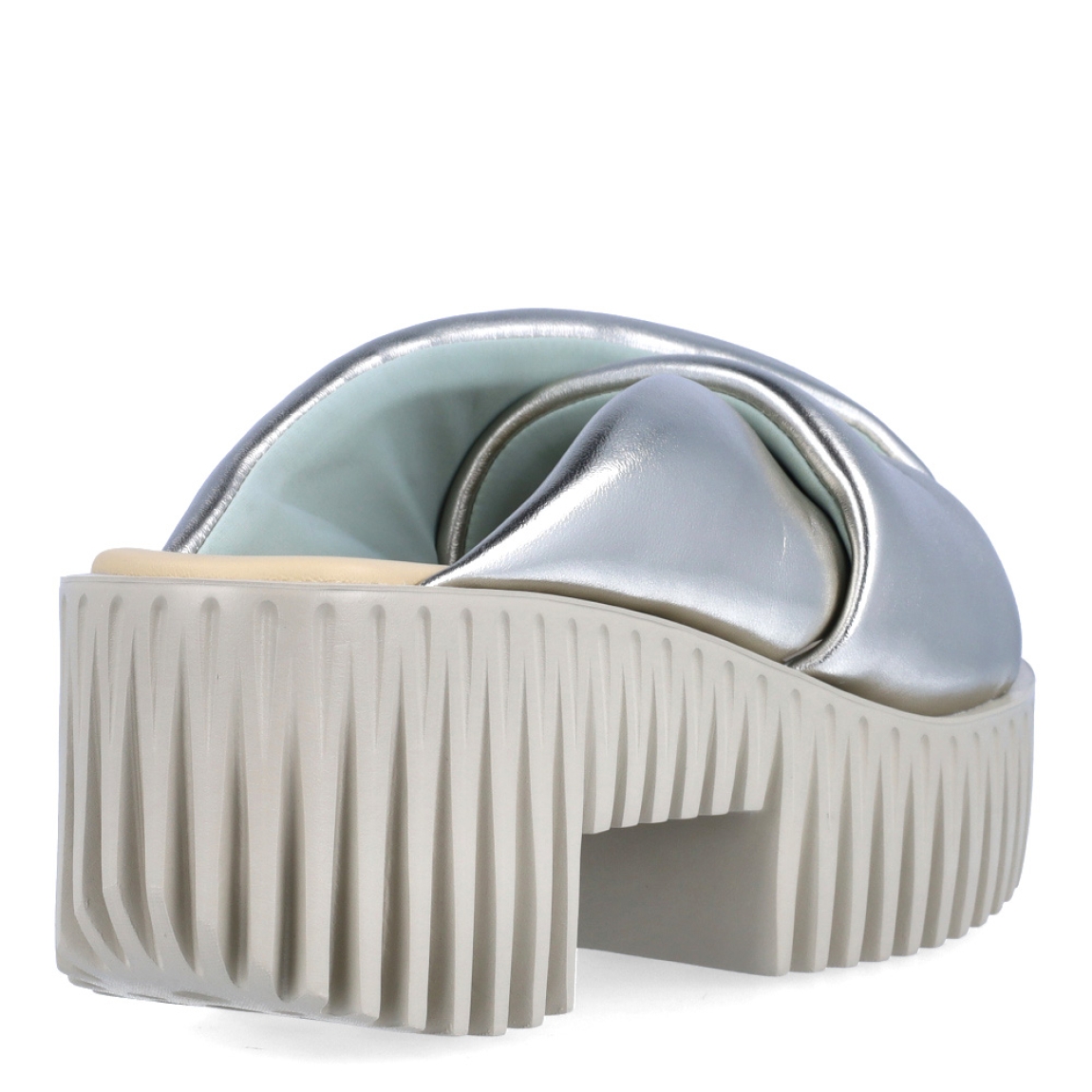 Sandalias de la marca 4CCCCEES, modelo PLIA. Exterior de las sandalias en piel color platino con pala cruzada acolchada. Interior de las sandalias en piel color beig. Sandalias 4CCCCEES con cuña de 7cm de altura con diseño dentado. Estas sandalias 4CCCCEES PLIA tiene el diseño perfecto entre originalidad y ligereza que te acompañará en tu día a día en esta temporada.