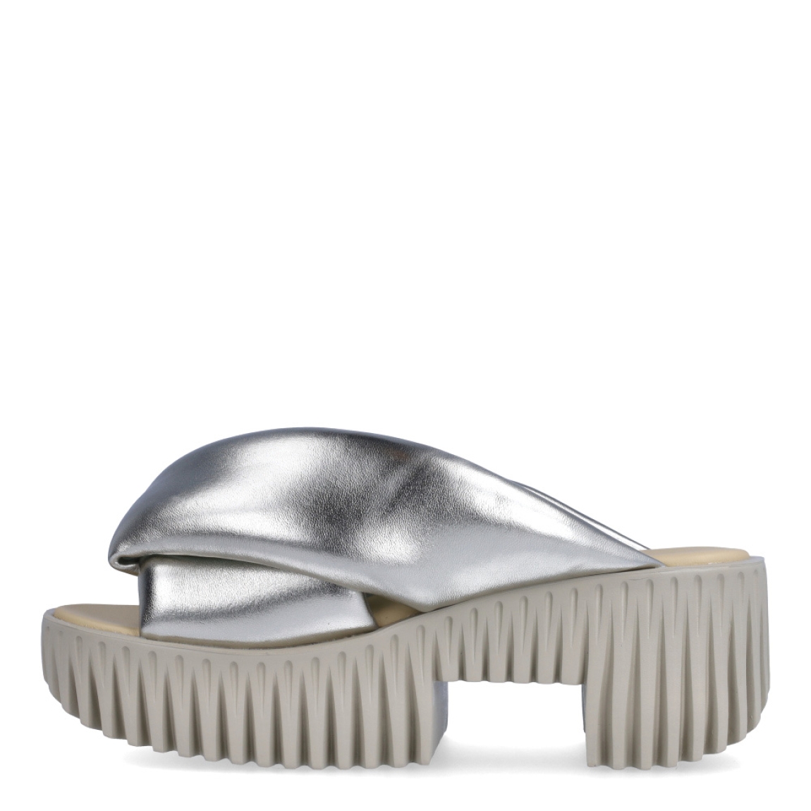 Sandalias de la marca 4CCCCEES, modelo PLIA. Exterior de las sandalias en piel color platino con pala cruzada acolchada. Interior de las sandalias en piel color beig. Sandalias 4CCCCEES con cuña de 7cm de altura con diseño dentado. Estas sandalias 4CCCCEES PLIA tiene el diseño perfecto entre originalidad y ligereza que te acompañará en tu día a día en esta temporada.