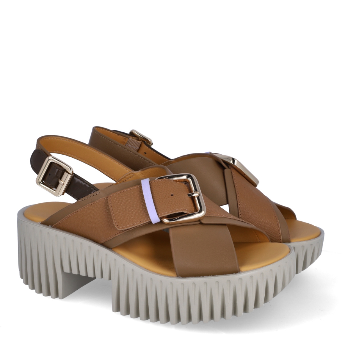 Sandalias de la marca 4CCCCEES, modelo PLIA-M. Exterior de las sandalias en piel color marrón con pala cruzada y hebilla. Interior de las sandalias en piel color beig. Sandalias 4CCCCEES con cuña de 5cm de altura con diseño dentado. Cierre con hebilla en tobillo. Estas sandalias 4CCCCEES PLIA-M tiene el diseño perfecto entre originalidad y ligereza que te acompañará en tu día a día en esta temporada.