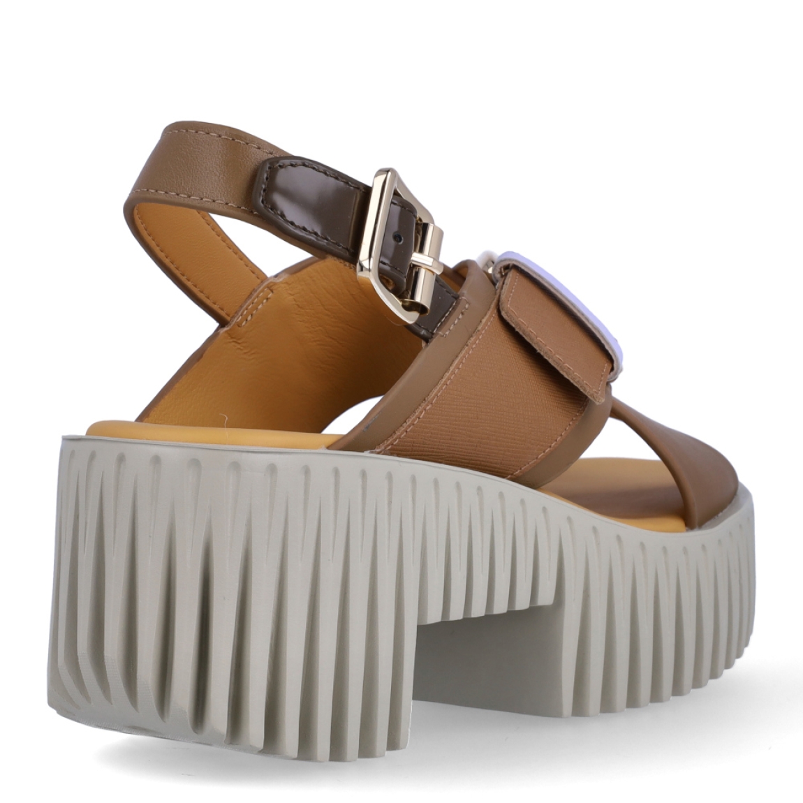 Sandalias de la marca 4CCCCEES, modelo PLIA-M. Exterior de las sandalias en piel color marrón con pala cruzada y hebilla. Interior de las sandalias en piel color beig. Sandalias 4CCCCEES con cuña de 5cm de altura con diseño dentado. Cierre con hebilla en tobillo. Estas sandalias 4CCCCEES PLIA-M tiene el diseño perfecto entre originalidad y ligereza que te acompañará en tu día a día en esta temporada.