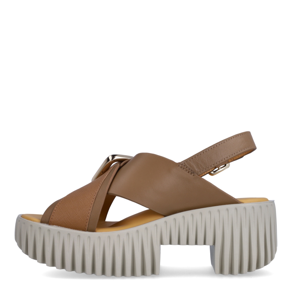 Sandalias de la marca 4CCCCEES, modelo PLIA-M. Exterior de las sandalias en piel color marrón con pala cruzada y hebilla. Interior de las sandalias en piel color beig. Sandalias 4CCCCEES con cuña de 5cm de altura con diseño dentado. Cierre con hebilla en tobillo. Estas sandalias 4CCCCEES PLIA-M tiene el diseño perfecto entre originalidad y ligereza que te acompañará en tu día a día en esta temporada.