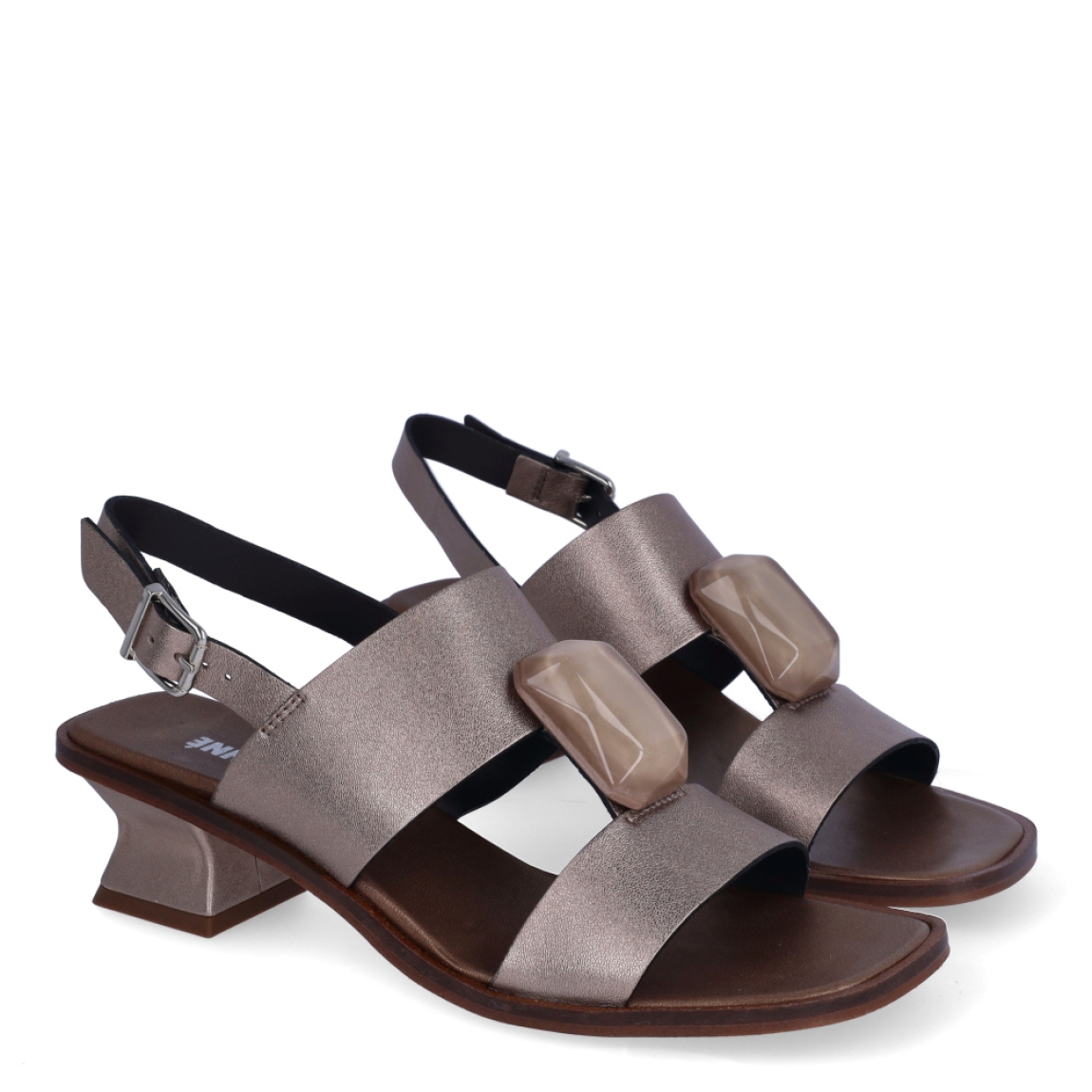 Sandalias de la marca Munné, modelo RITA. Exterior de las sandalias en piel color bronce con detalle de pedrería en pala. Interior de las sandalias en piel color bronce oscuro. Cierre de las sandalias con hebilla en el tobillo. Sandalias Munné con tacón de 4cm de altura. Estas sandalias Munné, modelo RITA, son perfectas para destacar en esta temporada en tus eventos más importantes!