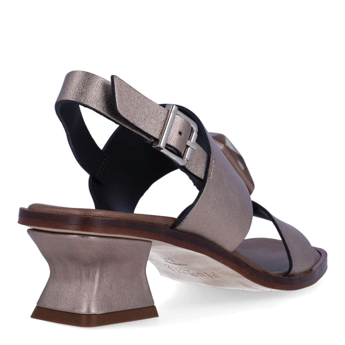 Sandalias de la marca Munné, modelo RITA. Exterior de las sandalias en piel color bronce con detalle de pedrería en pala. Interior de las sandalias en piel color bronce oscuro. Cierre de las sandalias con hebilla en el tobillo. Sandalias Munné con tacón de 4cm de altura. Estas sandalias Munné, modelo RITA, son perfectas para destacar en esta temporada en tus eventos más importantes!