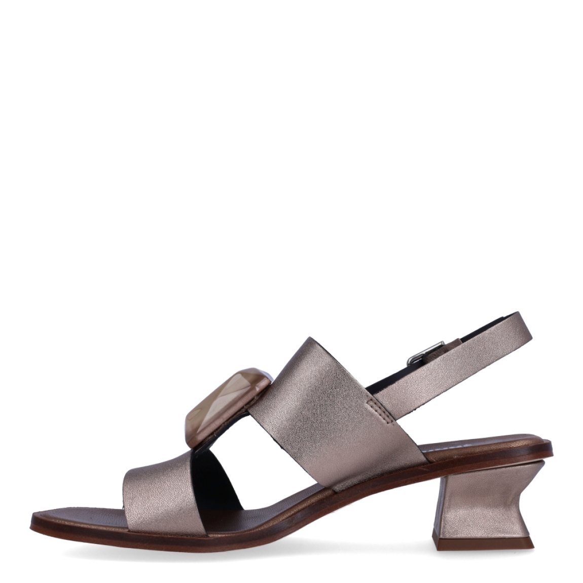 Sandalias de la marca Munné, modelo RITA. Exterior de las sandalias en piel color bronce con detalle de pedrería en pala. Interior de las sandalias en piel color bronce oscuro. Cierre de las sandalias con hebilla en el tobillo. Sandalias Munné con tacón de 4cm de altura. Estas sandalias Munné, modelo RITA, son perfectas para destacar en esta temporada en tus eventos más importantes!