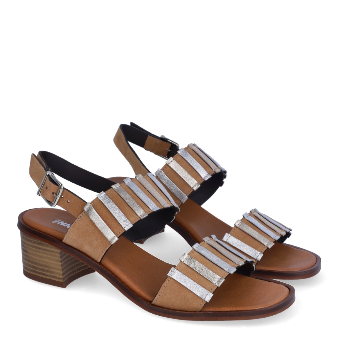 Sandalias de la marca Munné, modelo ROY. Sandalias en piel color cuero con tiras gruesas en pala con detalles de adornos plateados. Interior en piel color camel. Cierre con hebilla en tobillo y tacón de 5cm de altura. Estas sandalias Munné son ideales para crear looks con estilo y comodidad!