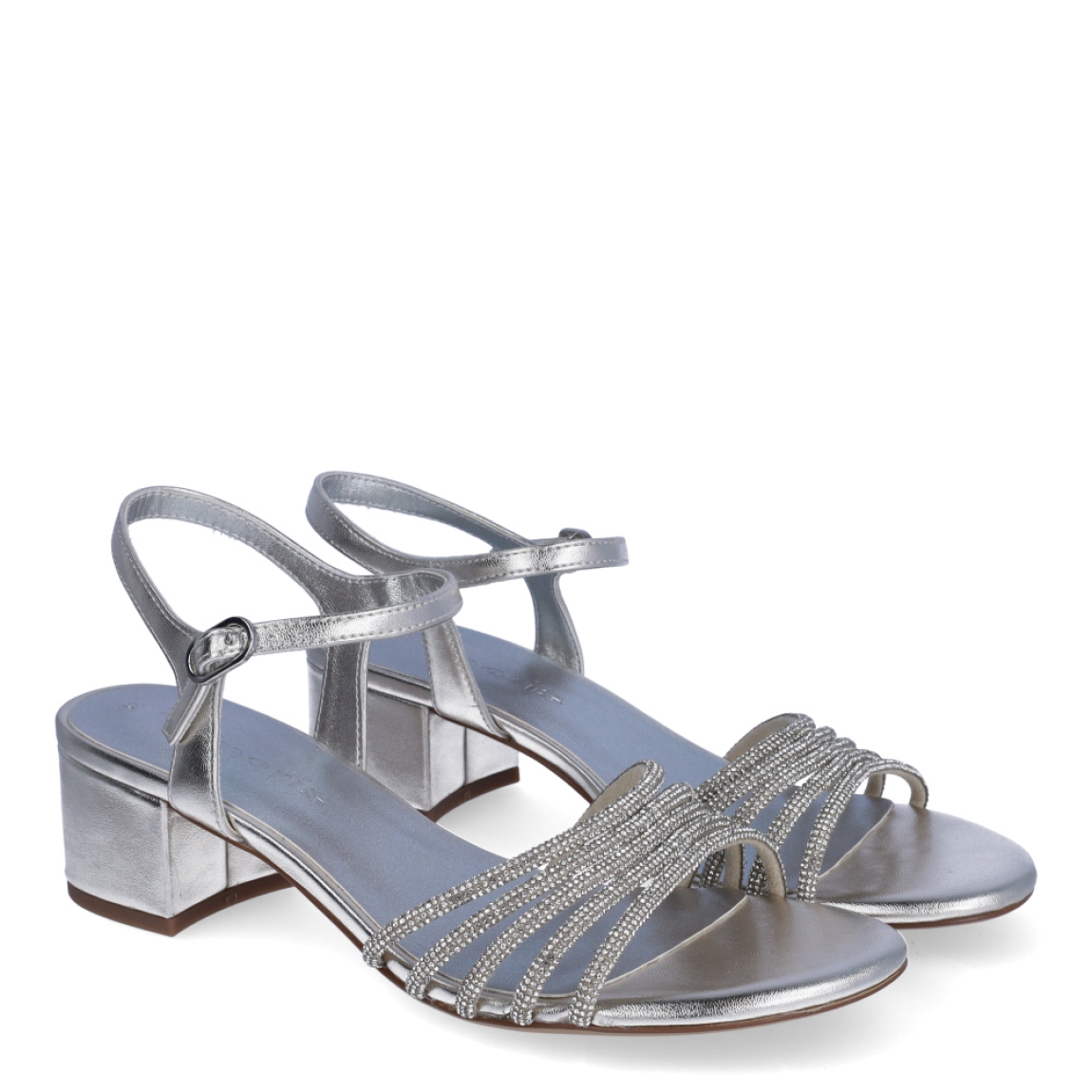Sandalias de la marca Tamaris, modelo ZOE. Exterior en piel color plata con detalle de brillantes en tiras de pala. Interior en piel color plata. Cierre de las sandalia Tamaris con hebilla en tobillo y tacón de 4cm de altura. Estas sandalias Tamaris ZOE son ideales para tus eventos importantes, con ellas lucirás un estilo único!