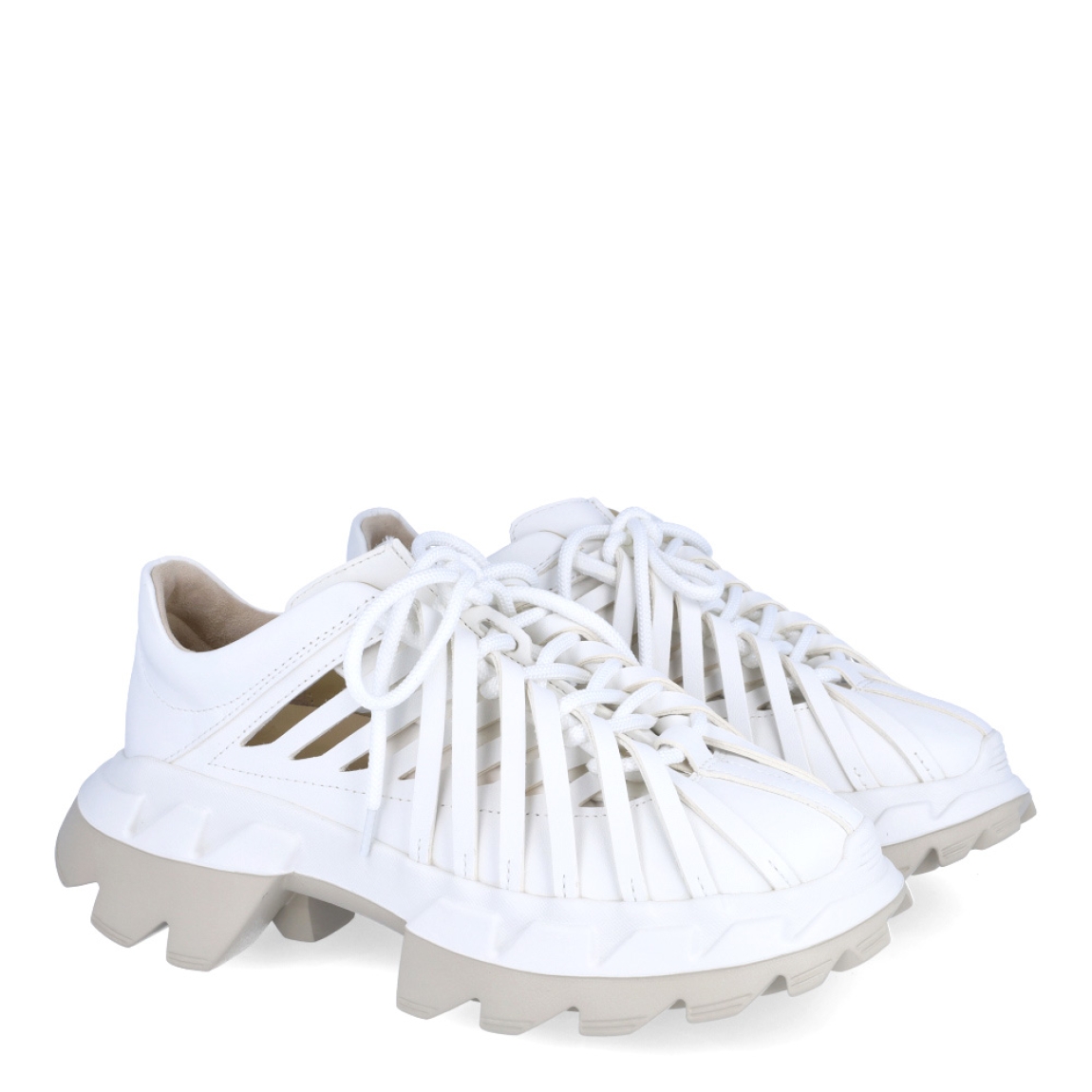 Deportivas de la marca 4CCCCEES, modelo ARKO. Exterior en piel color blanco con detales de tiras. Interior en piel color blanco con plantilla acolchada y extraíble para máxima comodidad. Cierre de las deportivas 4CCCCEES con cordones blancos y suela dentada con plataforma de 4cm de altura. Estas deportivas 4CCCCEES ARKO son unas clásicas combinables con distintos looks!