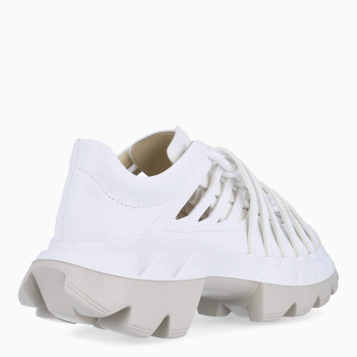 Deportivas de la marca 4CCCCEES, modelo ARKO. Exterior en piel color blanco con detales de tiras. Interior en piel color blanco con plantilla acolchada y extraíble para máxima comodidad. Cierre de las deportivas 4CCCCEES con cordones blancos y suela dentada con plataforma de 4cm de altura. Estas deportivas 4CCCCEES ARKO son unas clásicas combinables con distintos looks!