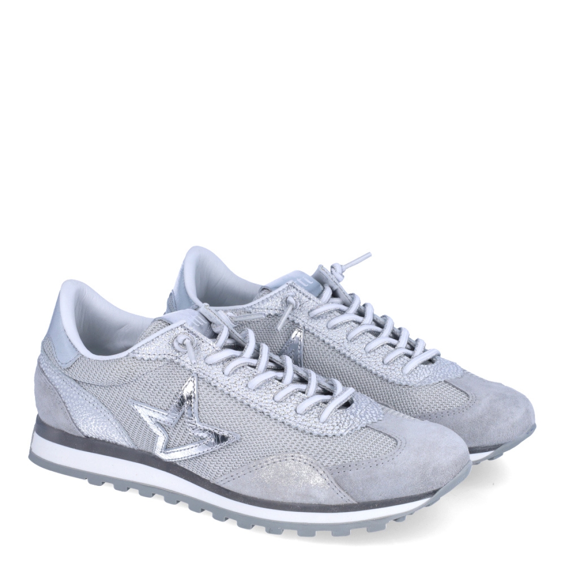 Deprotiva clásica de la marca Cetti, modelo 1259. Exterior de la deportiva en tela color plata. Interior de la deportiva en piel de color blanco. Cierre de la deportiva con cordones elásticos. Plantilla de piel acolchada para garantizar el máximo confort. Suela de goma de 2cm de plataforma. La deportiva Cetti 1259 es una deportiva muy cómoda y perfecta para el día a día!
