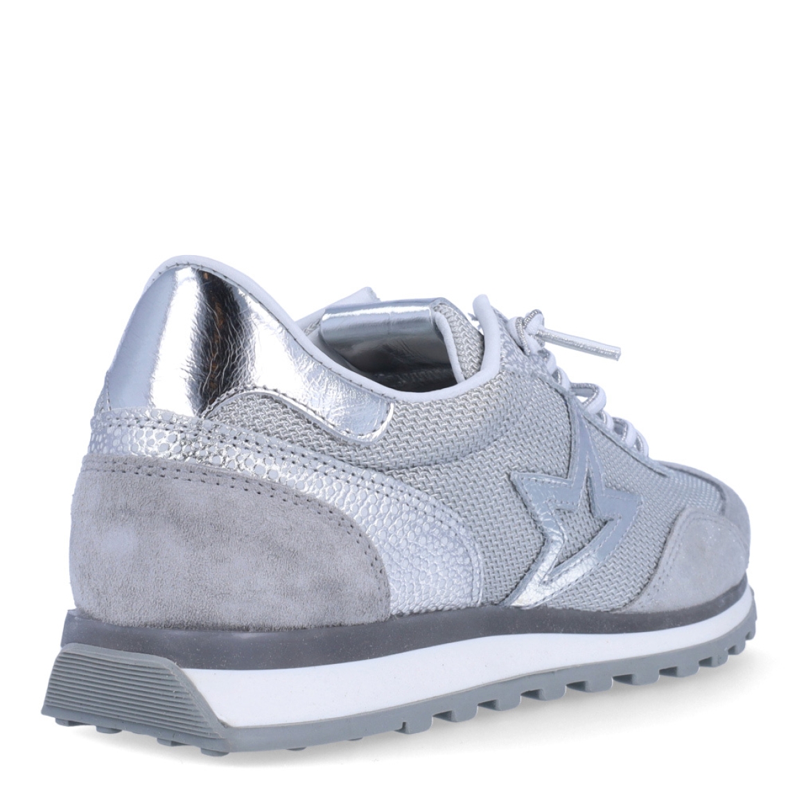 Deprotiva clásica de la marca Cetti, modelo 1259. Exterior de la deportiva en tela color plata. Interior de la deportiva en piel de color blanco. Cierre de la deportiva con cordones elásticos. Plantilla de piel acolchada para garantizar el máximo confort. Suela de goma de 2cm de plataforma. La deportiva Cetti 1259 es una deportiva muy cómoda y perfecta para el día a día!