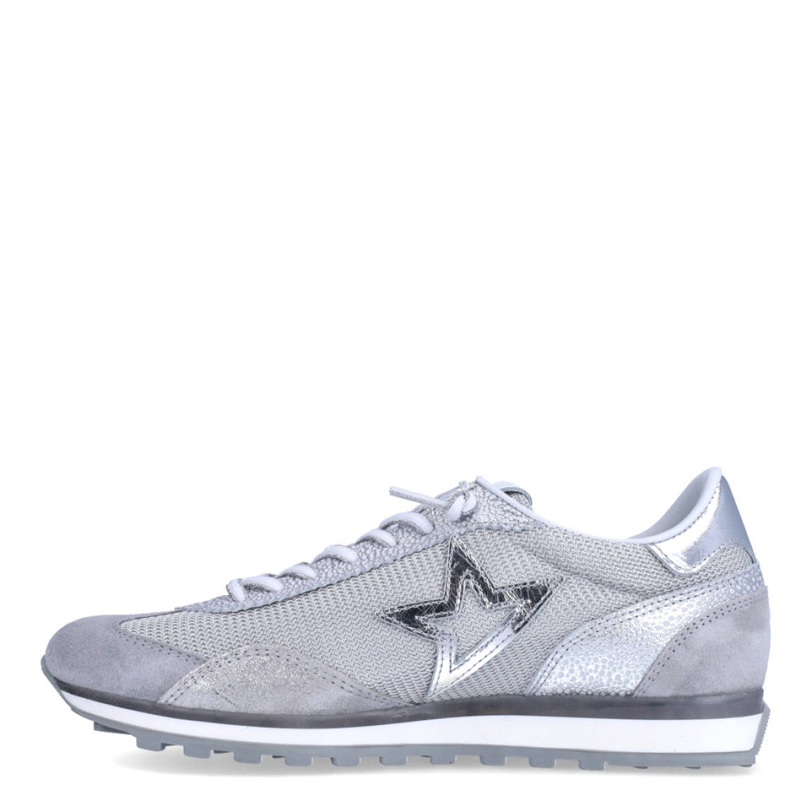 Deprotiva clásica de la marca Cetti, modelo 1259. Exterior de la deportiva en tela color plata. Interior de la deportiva en piel de color blanco. Cierre de la deportiva con cordones elásticos. Plantilla de piel acolchada para garantizar el máximo confort. Suela de goma de 2cm de plataforma. La deportiva Cetti 1259 es una deportiva muy cómoda y perfecta para el día a día!