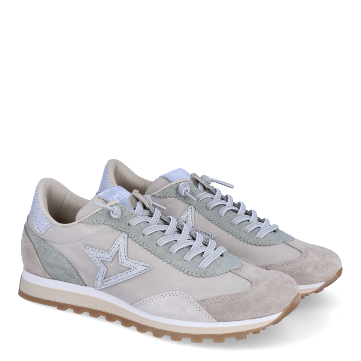 Deprotiva clásica de la marca Cetti, modelo 1259. Exterior de la deportiva en ante color beig. Interior de la deportiva en piel de color blanco. Cierre de la deportiva con cordones elásticos. Plantilla de piel acolchada para garantizar el máximo confort. Suela de goma de 2cm de plataforma. La deportiva Cetti 1259 es una deportiva muy cómoda y perfecta para el día a día!