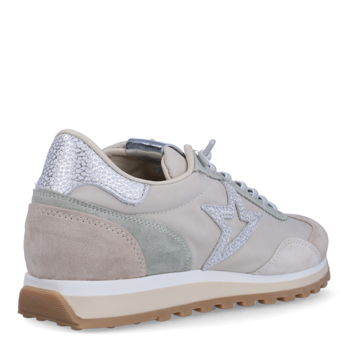 Deprotiva clásica de la marca Cetti, modelo 1259. Exterior de la deportiva en ante color beig. Interior de la deportiva en piel de color blanco. Cierre de la deportiva con cordones elásticos. Plantilla de piel acolchada para garantizar el máximo confort. Suela de goma de 2cm de plataforma. La deportiva Cetti 1259 es una deportiva muy cómoda y perfecta para el día a día!