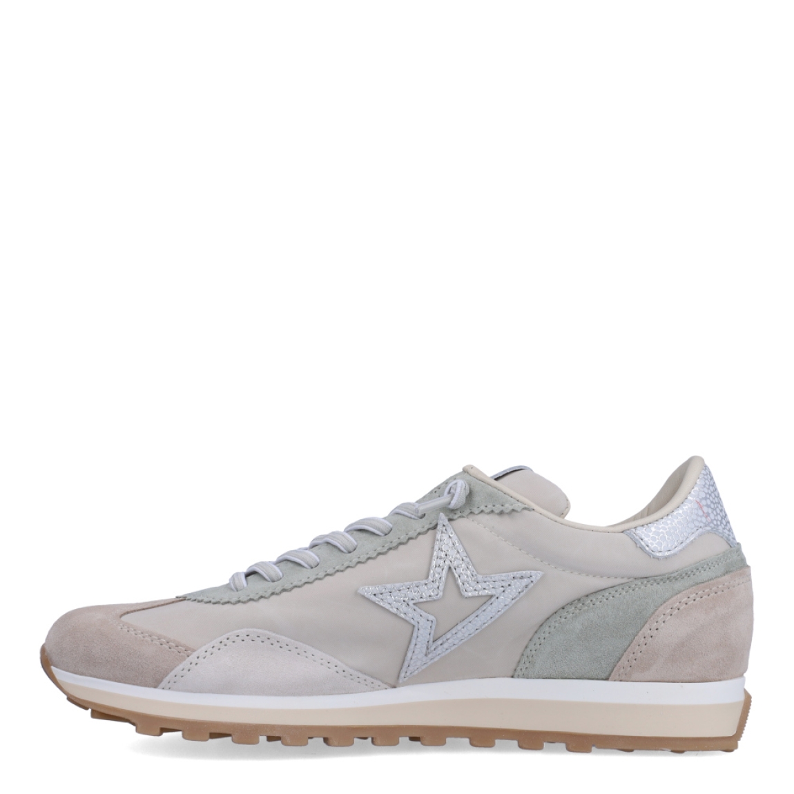 Deprotiva clásica de la marca Cetti, modelo 1259. Exterior de la deportiva en ante color beig. Interior de la deportiva en piel de color blanco. Cierre de la deportiva con cordones elásticos. Plantilla de piel acolchada para garantizar el máximo confort. Suela de goma de 2cm de plataforma. La deportiva Cetti 1259 es una deportiva muy cómoda y perfecta para el día a día!
