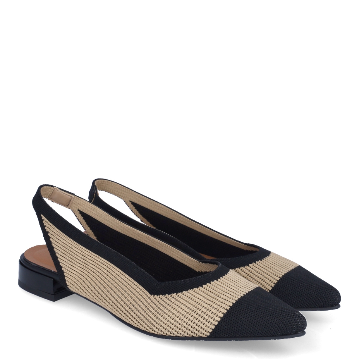 Salones destalonados de la marca Miss Elastic, modelo BRUNA. Exterior en naylon color camel con punta lápiz color negro. Interior en piel color camel. Cierre con elástico en tobillo. Salones con tacón de 2cm de altura. Salones destalonados Miss Elastic BRUNA ideales para complementar tus looks con elegancia y comodidad.