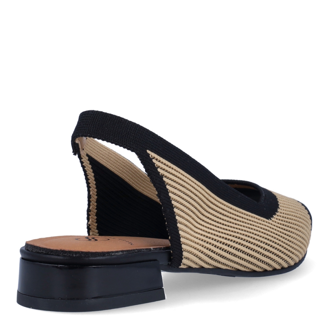Salones destalonados de la marca Miss Elastic, modelo BRUNA. Exterior en naylon color camel con punta lápiz color negro. Interior en piel color camel. Cierre con elástico en tobillo. Salones con tacón de 2cm de altura. Salones destalonados Miss Elastic BRUNA ideales para complementar tus looks con elegancia y comodidad.