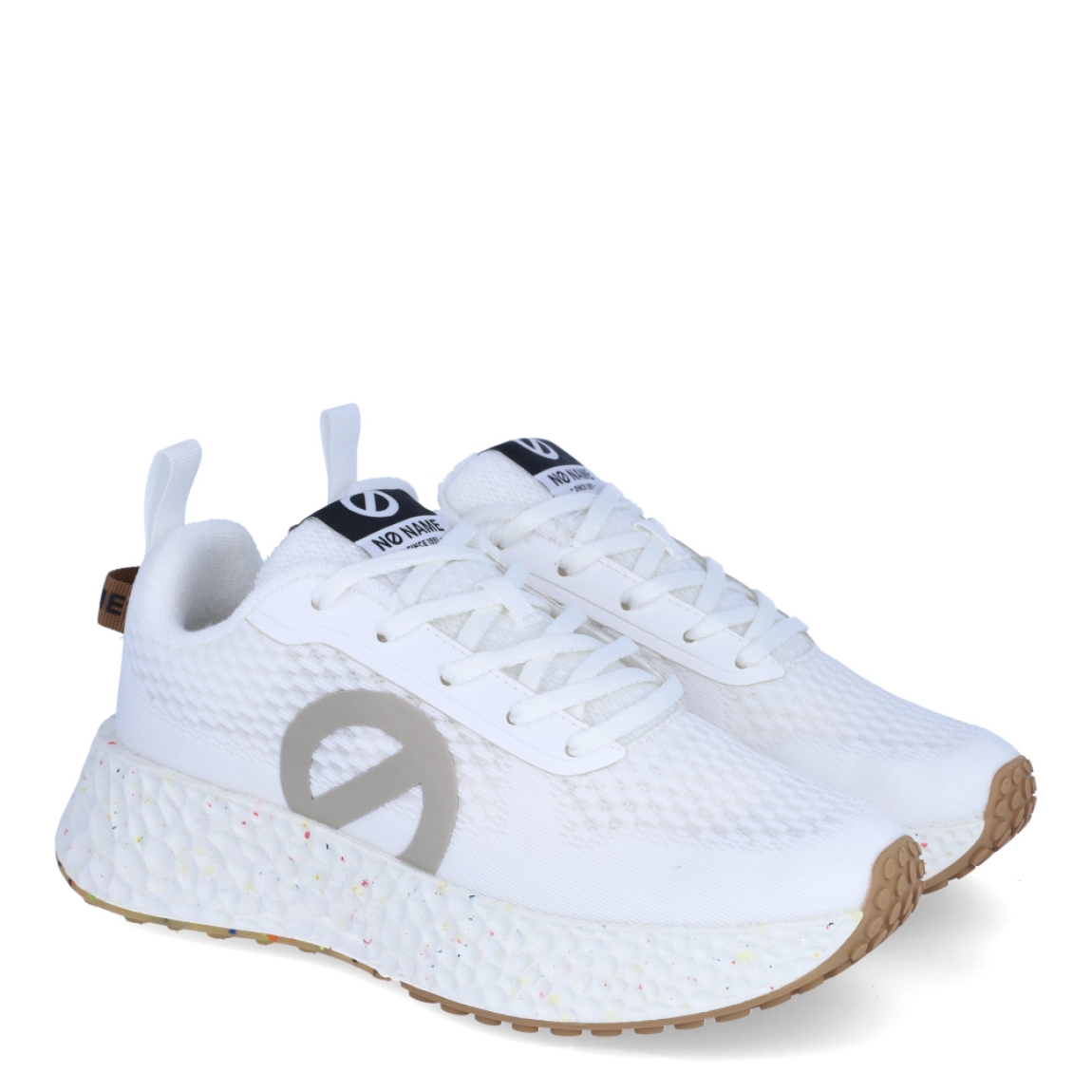 Deportivas transpirables de la marca No Name, modelo CARTER FLY. Exterior en naylon efecto rejilla color blanco con detalles en beig. Interior en piel color blanco. Cierre de las deportivas No Name con cordones y una suela de goma con cuña de 4cm de altura. Estas deportivas No Name CARTER FLY son unas clásicas, ideales para esta temporada!