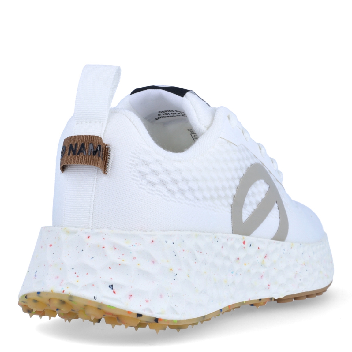 Deportivas transpirables de la marca No Name, modelo CARTER FLY. Exterior en naylon efecto rejilla color blanco con detalles en beig. Interior en piel color blanco. Cierre de las deportivas No Name con cordones y una suela de goma con cuña de 4cm de altura. Estas deportivas No Name CARTER FLY son unas clásicas, ideales para esta temporada!