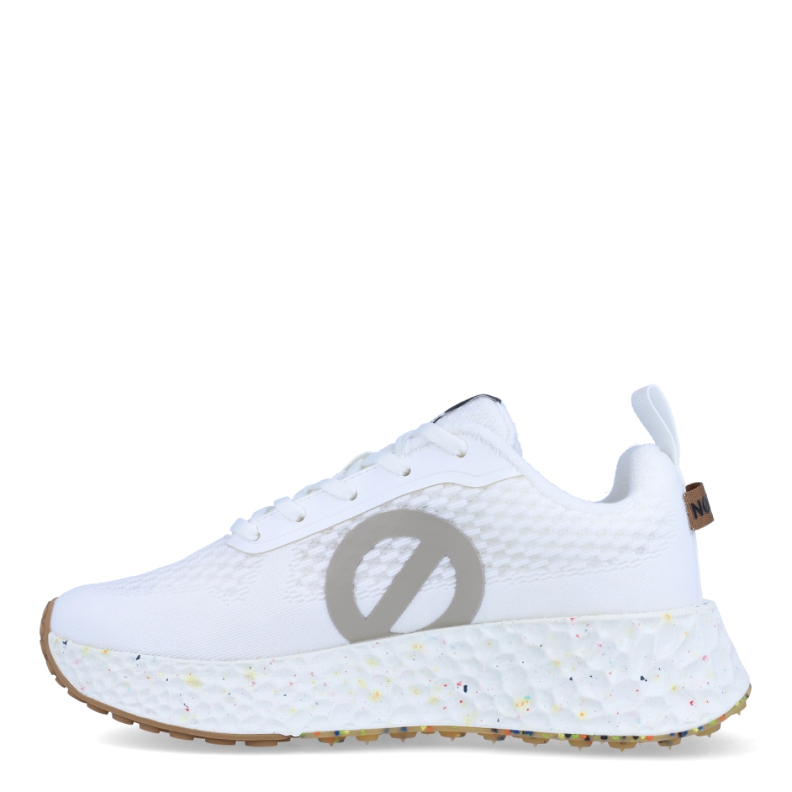 Deportivas transpirables de la marca No Name, modelo CARTER FLY. Exterior en naylon efecto rejilla color blanco con detalles en beig. Interior en piel color blanco. Cierre de las deportivas No Name con cordones y una suela de goma con cuña de 4cm de altura. Estas deportivas No Name CARTER FLY son unas clásicas, ideales para esta temporada!