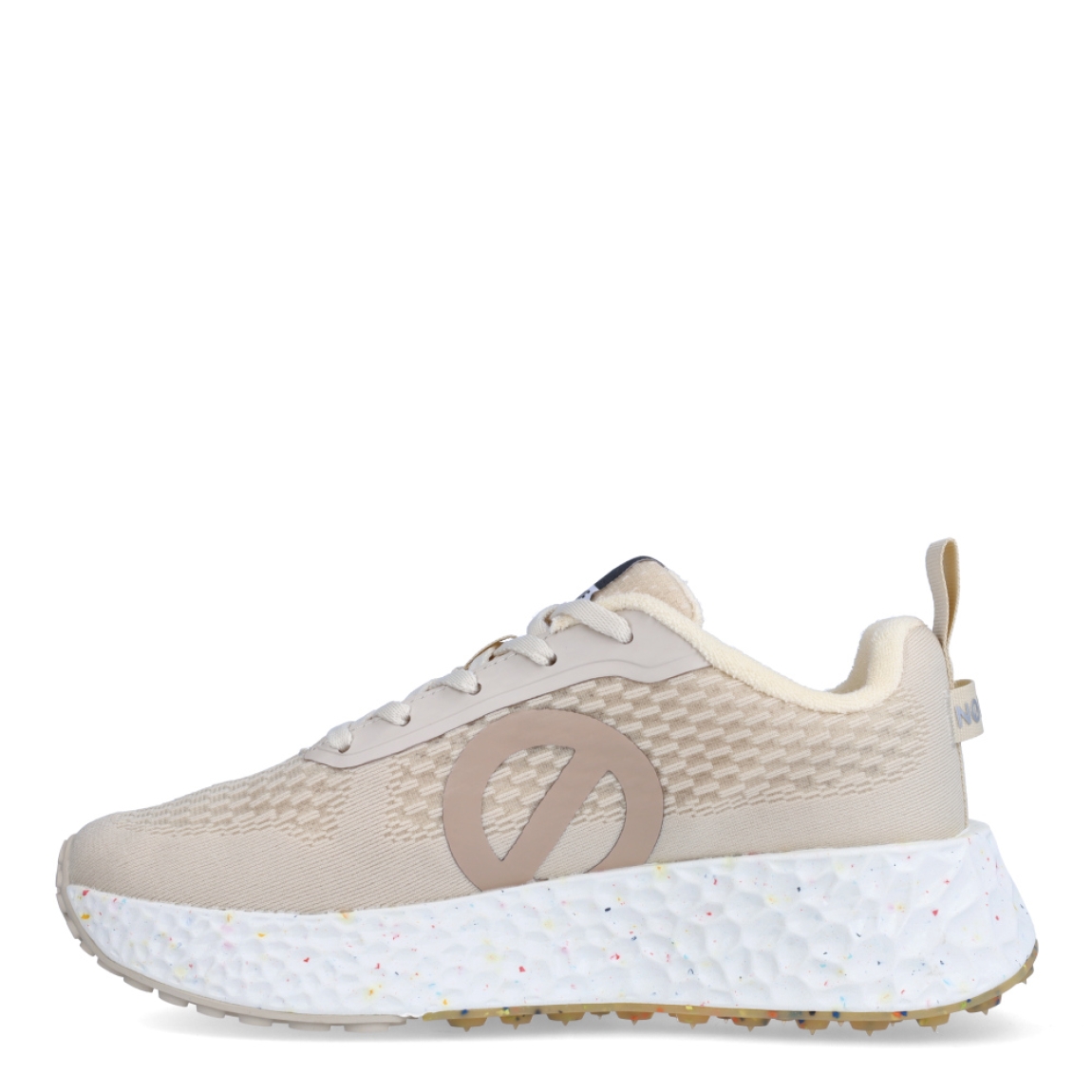 Deportivas transpirables de la marca No Name, modelo CARTER FLY. Exterior en naylon efecto rejilla color beig con detalles en rosa. Interior en piel color blanco. Cierre de las deportivas No Name con cordones y una suela de goma con cuña de 4cm de altura. Estas deportivas No Name CARTER FLY son unas clásicas, ideales para esta temporada!