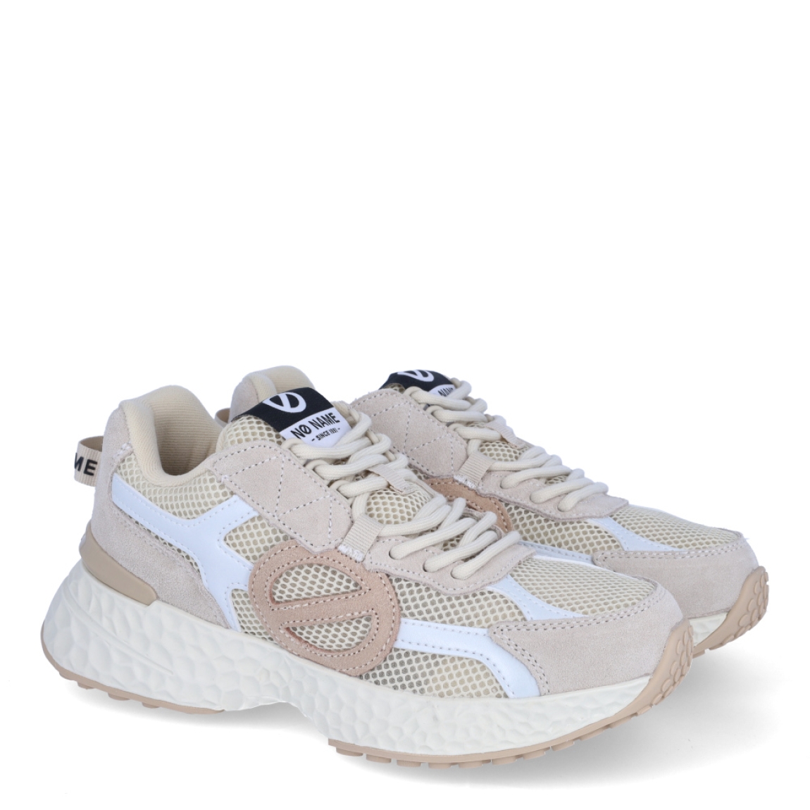 Deportivas de la marca No Name, modelo CARTER 2.0. Exterior en tela con efecto rejilla color beig con detalles en blanco. Interior en piel color blanco. Cierre de las deportivas No Name con cordones y una suela de goma con cuña de 3cm de altura. Estas deportivas No Name CARTER 2.0 son unas clásicas, ideales para esta temporada!