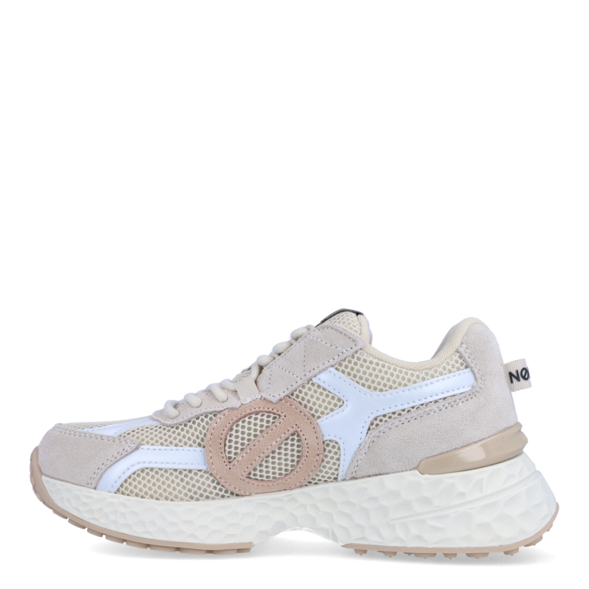 Deportivas de la marca No Name, modelo CARTER 2.0. Exterior en tela con efecto rejilla color beig con detalles en blanco. Interior en piel color blanco. Cierre de las deportivas No Name con cordones y una suela de goma con cuña de 3cm de altura. Estas deportivas No Name CARTER 2.0 son unas clásicas, ideales para esta temporada!