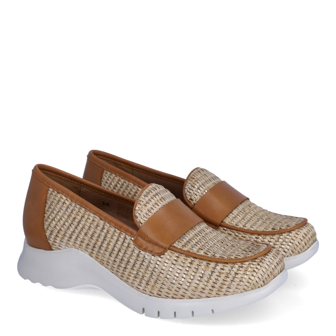 Mocasines de la marca Piesanto, modelo VALENT. Exterior de los mocasines en rafia trenzada color camel. Interior de los mocasines en piel color camel. Mocasines Piesanto con cuña de 2cm de altura. Estos mocasines Piesanto VALENT serán un complemento en tus looks que te aportará comodidad y estilo.