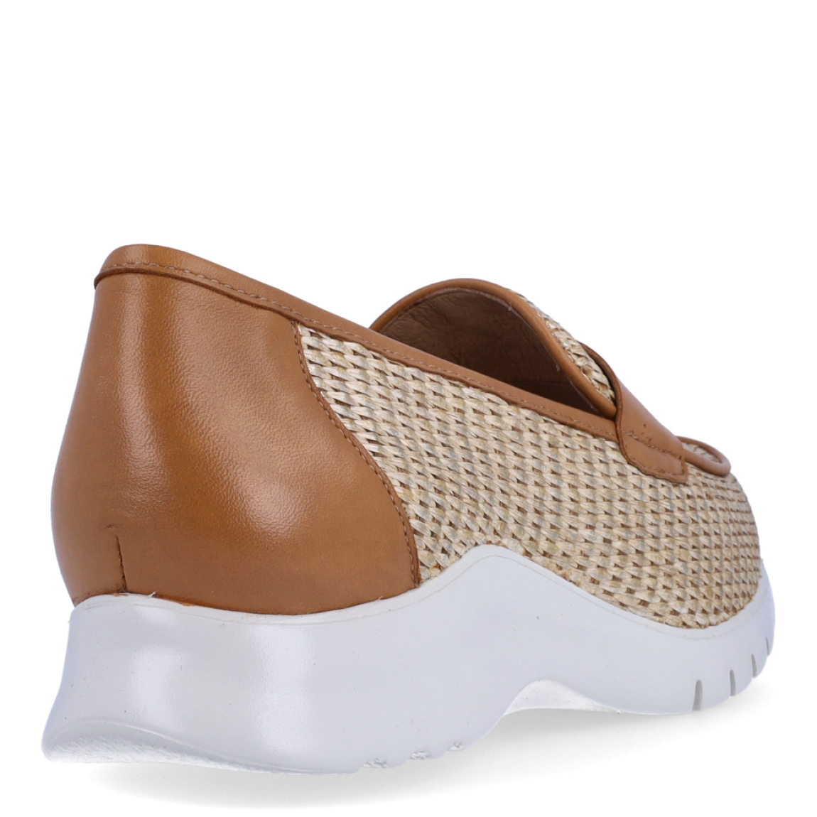 Mocasines de la marca Piesanto, modelo VALENT. Exterior de los mocasines en rafia trenzada color camel. Interior de los mocasines en piel color camel. Mocasines Piesanto con cuña de 2cm de altura. Estos mocasines Piesanto VALENT serán un complemento en tus looks que te aportará comodidad y estilo.