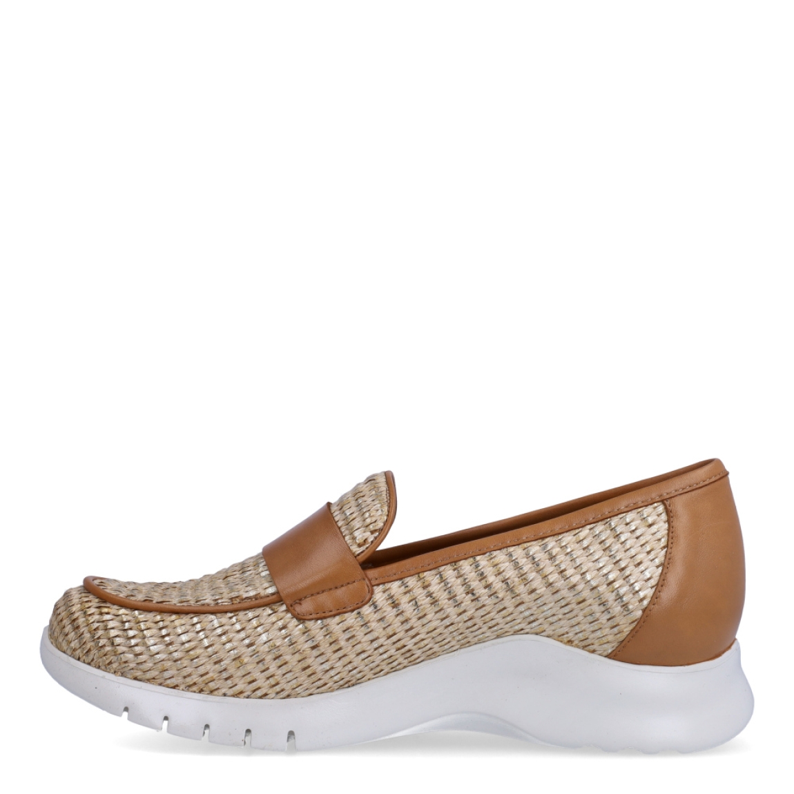 Mocasines de la marca Piesanto, modelo VALENT. Exterior de los mocasines en rafia trenzada color camel. Interior de los mocasines en piel color camel. Mocasines Piesanto con cuña de 2cm de altura. Estos mocasines Piesanto VALENT serán un complemento en tus looks que te aportará comodidad y estilo.