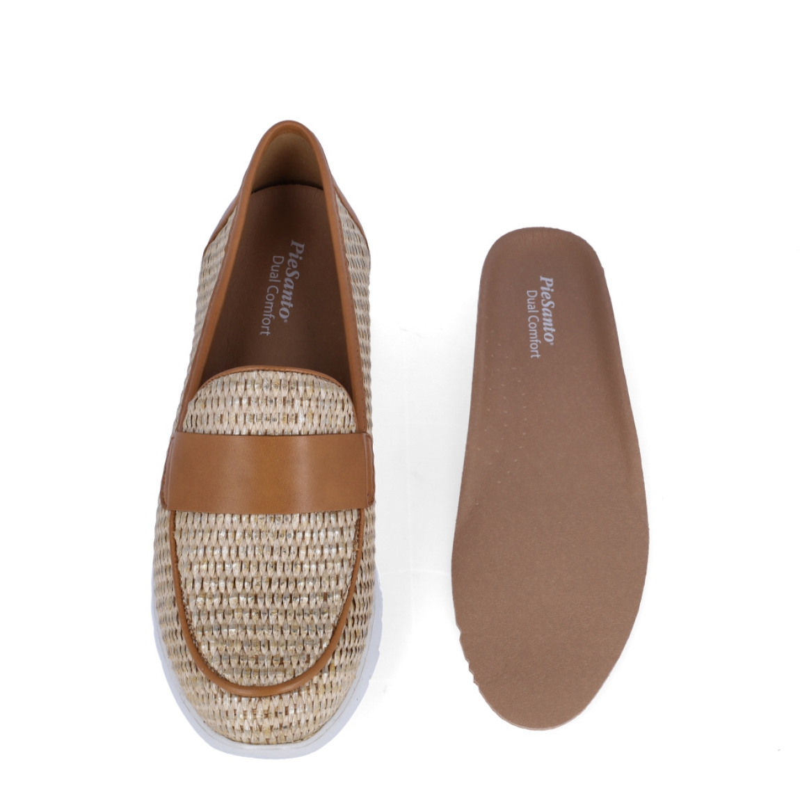 Mocasines de la marca Piesanto, modelo VALENT. Exterior de los mocasines en rafia trenzada color camel. Interior de los mocasines en piel color camel. Mocasines Piesanto con cuña de 2cm de altura. Estos mocasines Piesanto VALENT serán un complemento en tus looks que te aportará comodidad y estilo.