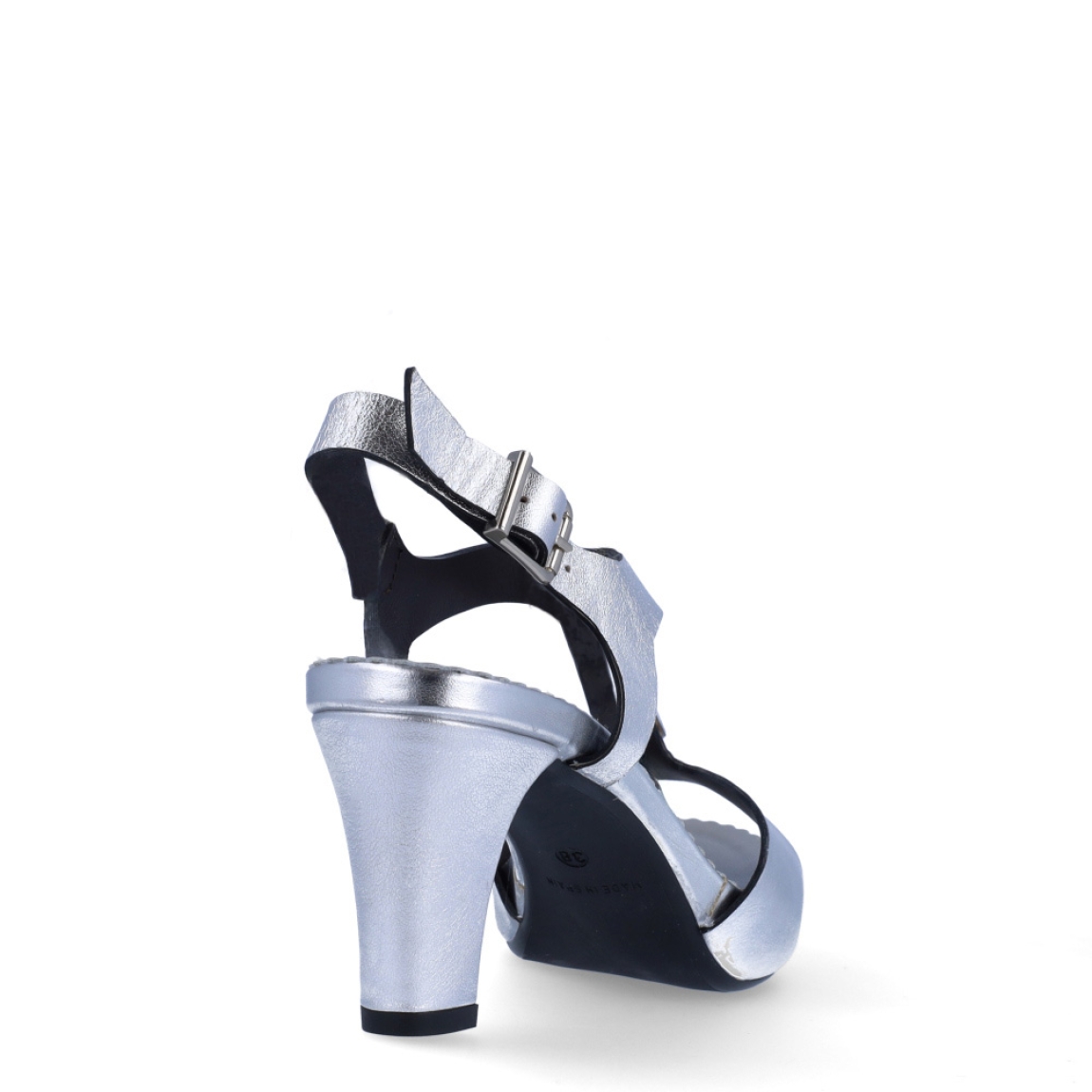 Sandalias de la marca Munné, modelo GRETEL. Exterior de las sandalias en piel color plata con detalle de adorno de piedrería. Interior de las sandalias en piel color plata. Cierre de las sandalias Munné con hebilla en tobillo. Sandalias Munné con tacón de 6cm de altura. Estas sandalias Munné GRETEL tienen el diseño perfecto para tus eventos más importantes, te hará sentir, elegante, cómoda y segura!
