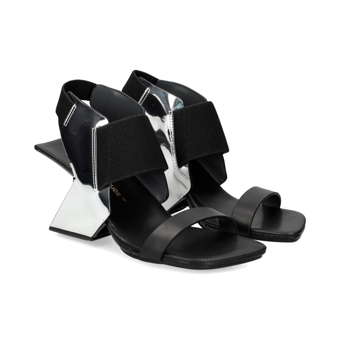 Sandalias de la marca United Nude, modelo LOOP REIKI. Exterior de las sandalias en naylon color plata con puntera plana. Interior de las sandalias de piel color negro. Cierre de las sandalias con gomas elásticas Sandalias United Nude con tacón de 5cm de altura. Estas sandalias United NudeLOOP REIKI tienen el estilo, diseño y comodidad que necesitas para destacarte en tu día a día