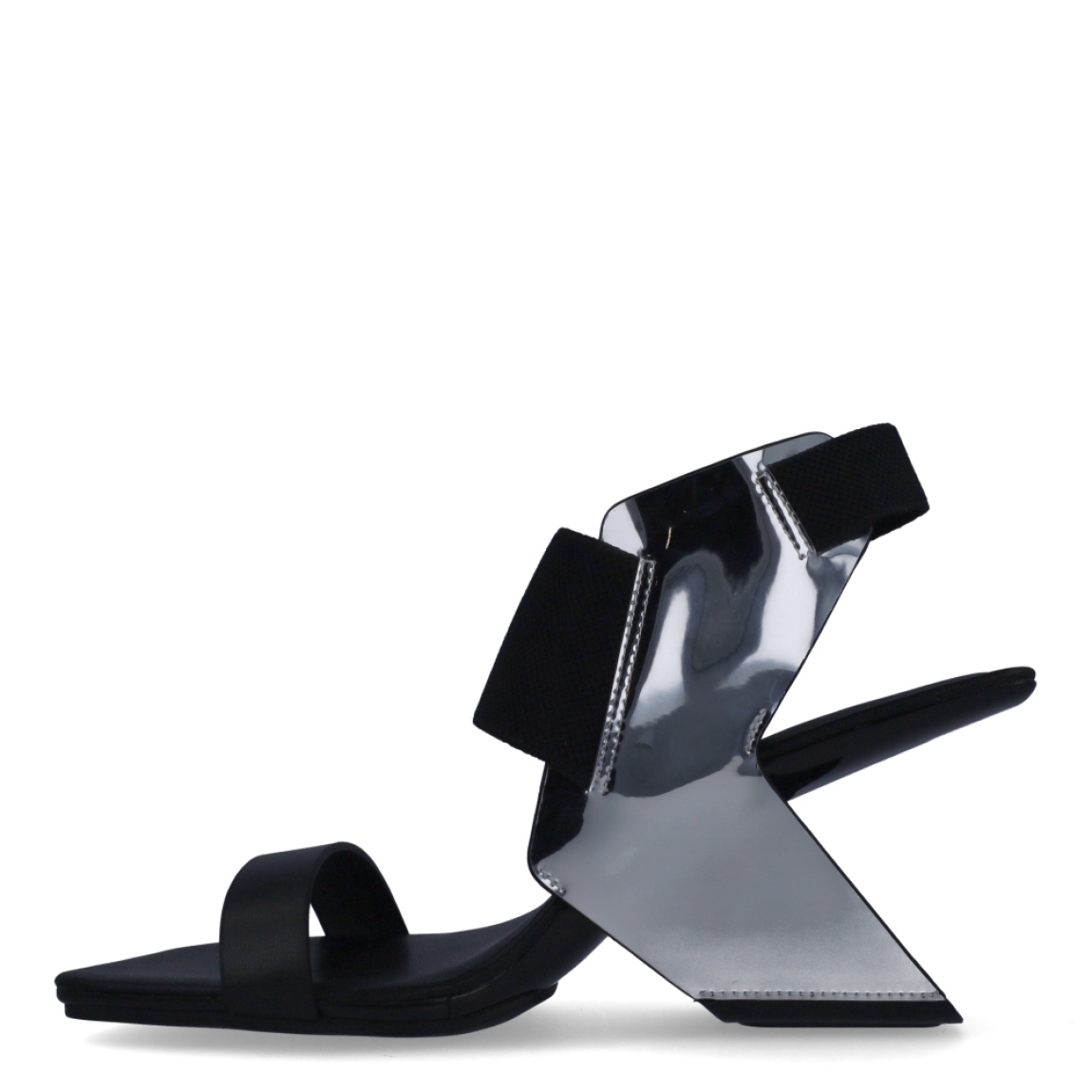 Sandalias de la marca United Nude, modelo LOOP REIKI. Exterior de las sandalias en naylon color plata con puntera plana. Interior de las sandalias de piel color negro. Cierre de las sandalias con gomas elásticas Sandalias United Nude con tacón de 5cm de altura. Estas sandalias United NudeLOOP REIKI tienen el estilo, diseño y comodidad que necesitas para destacarte en tu día a día