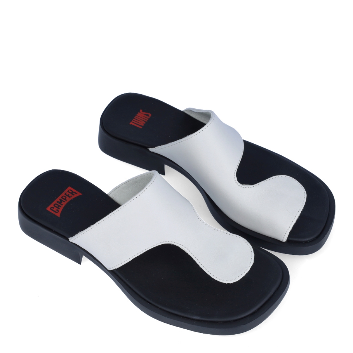 Sandalias de la marca Camper, modelo K20. Exterior en piel color blanco. Interior en piel color negro con detalle de estampado del logo en rojo. Sandalias con suela de goma con una cuña de 3cm de altura. Estas sandalias Camper K20 son unas clásicas, perfectas para esta temporada!