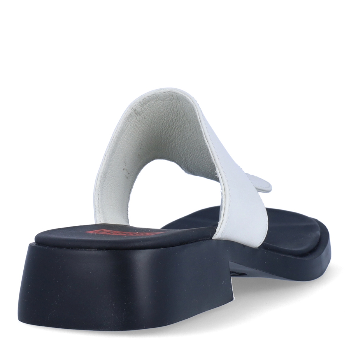 Sandalias de la marca Camper, modelo K20. Exterior en piel color blanco. Interior en piel color negro con detalle de estampado del logo en rojo. Sandalias con suela de goma con una cuña de 3cm de altura. Estas sandalias Camper K20 son unas clásicas, perfectas para esta temporada!