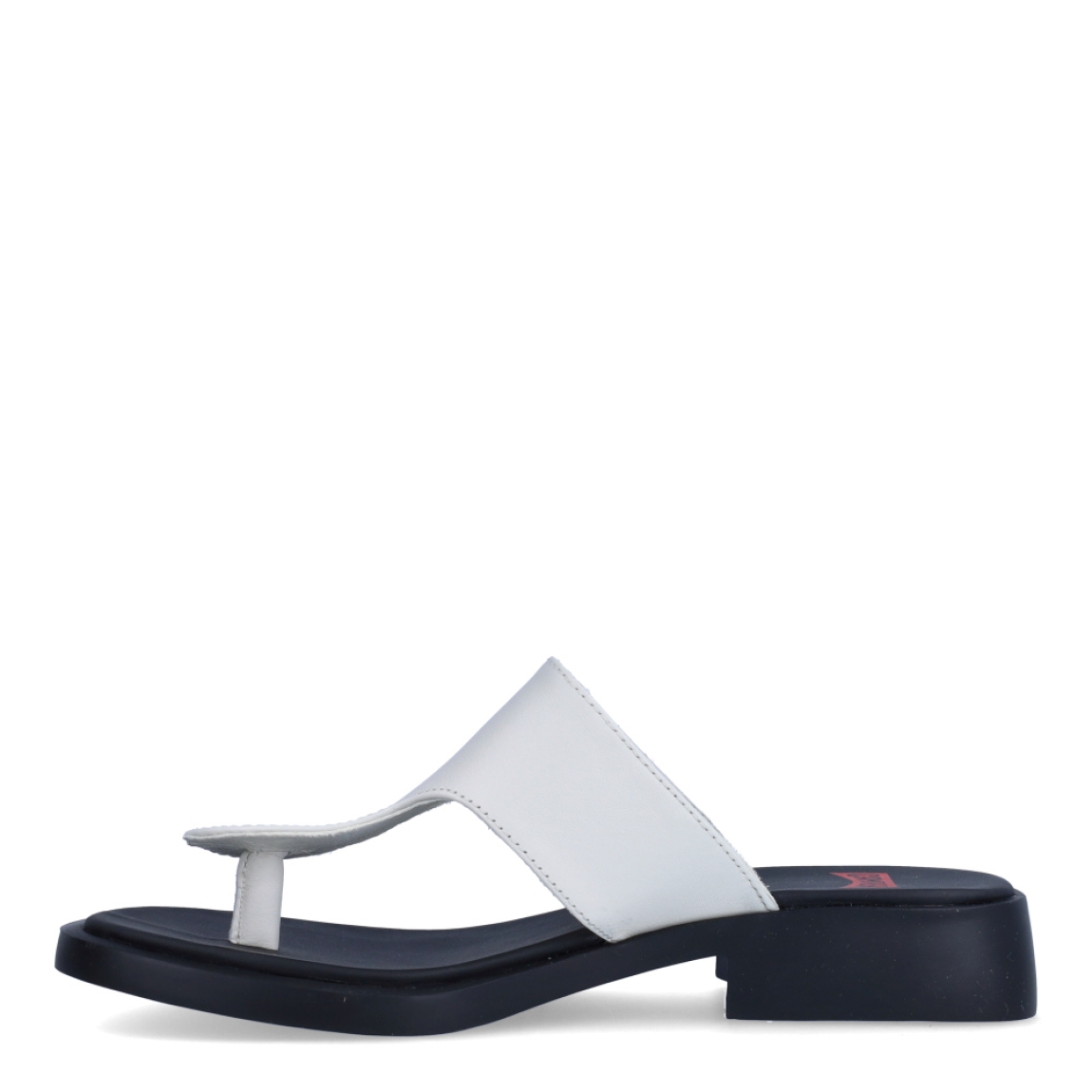 Sandalias de la marca Camper, modelo K20. Exterior en piel color blanco. Interior en piel color negro con detalle de estampado del logo en rojo. Sandalias con suela de goma con una cuña de 3cm de altura. Estas sandalias Camper K20 son unas clásicas, perfectas para esta temporada!
