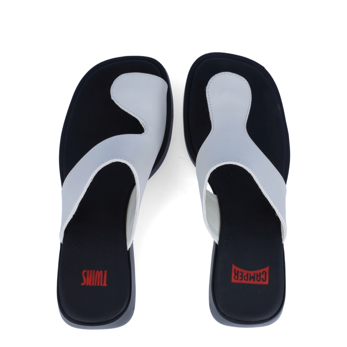 Sandalias de la marca Camper, modelo K20. Exterior en piel color blanco. Interior en piel color negro con detalle de estampado del logo en rojo. Sandalias con suela de goma con una cuña de 3cm de altura. Estas sandalias Camper K20 son unas clásicas, perfectas para esta temporada!