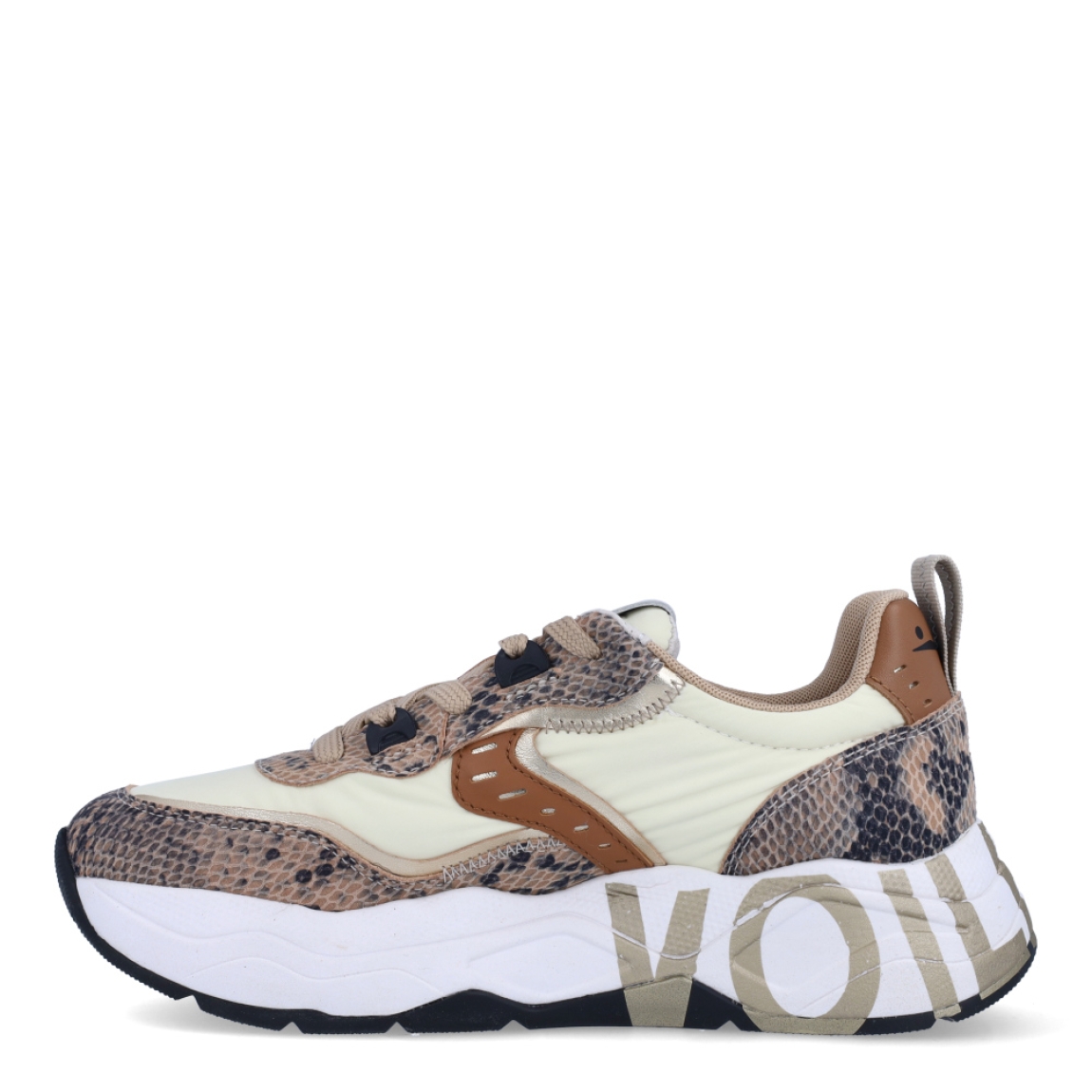 Deportivas de la marca Voile Blanche, modelo CLUB 105. Exterior en piel color beig con estammpado animal print de serpiente. Interior en piel color beig. Cierre de las deportivas con cordones y suela con estampado de logo de marca con plataforma de 4cm de altura. Estas deportivas Voile Blanche CLUB 105 son unas clásicas, ideales para combinar con diferentes looks!