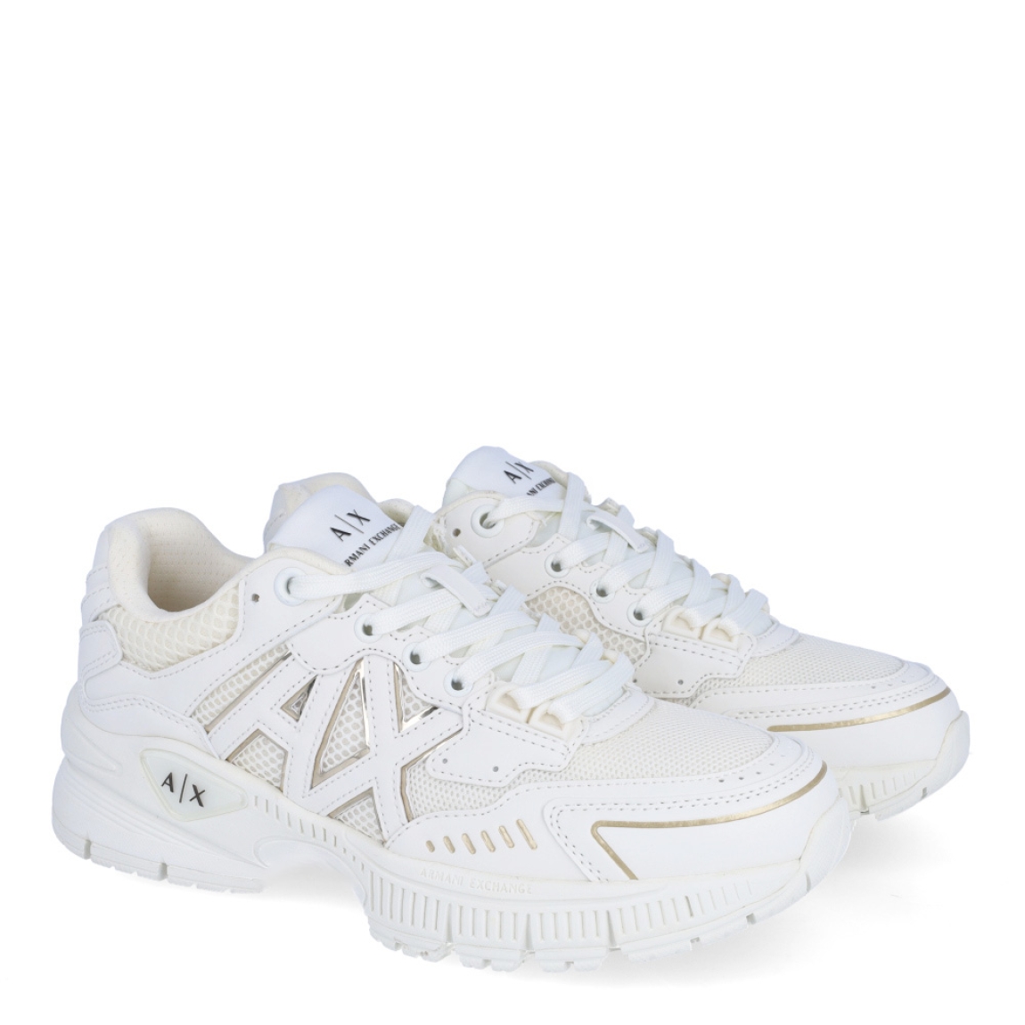 Deportivas clásica de la marca Armani Exchange, modelo XDX. Exterior en piel color blanco con efecto rejilla y detalle del logo en blanco. Interior en textil color blanco. Cierre de las deportivas Armani Exchange con cordones y suela con cuña de 4cm de altura. Estas deportivas Armani Exchange XDX son unas clásicas, ideales para crear diferentes looks!